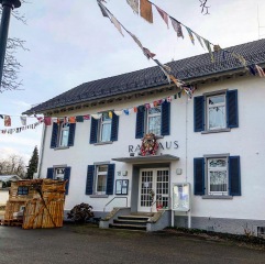 Das von der Narrenzunft dekorierte Rathaus
