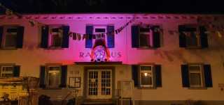 Das von der Narrenzunft dekorierte Rathaus  bei Nacht